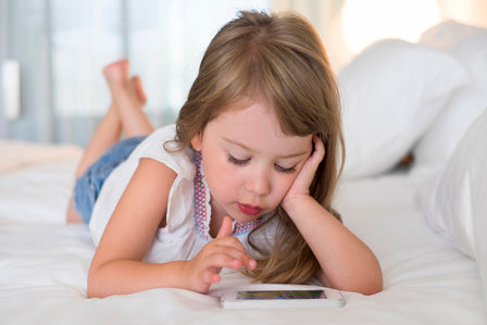 Children Phone Zombies: Hurting Eyes Unconsciously